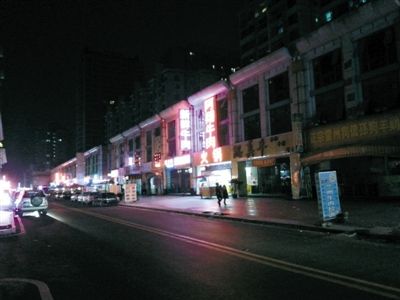 3月11日，掃黃后晚上8點(diǎn)天鵝湖路冷清的街道。以前，這里都是人和車(chē)輛，街邊站滿了小姐。新京報(bào)記者 林野 攝