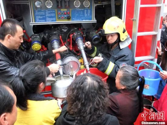 　4月11日，蘭州市自來水苯含量嚴重超標，蘭州啟動公共突發(fā)事件應急機制，緊急調(diào)配安全水源在居民區(qū)投放，圖為消防隊給西固蘭玻西社區(qū)居民送來水，市民排隊取水。裴強 攝 圖片來源：東方IC 版權(quán)作品 請勿轉(zhuǎn)載
