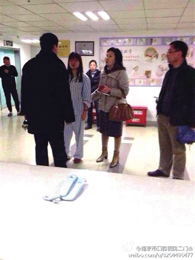 事發(fā)現(xiàn)場，打人者袁亞平(右二) (資料圖)