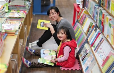 昨晚10時(shí)，來(lái)京探親的山東的李女士帶著5歲的女兒琪琪在三聯(lián)書店讀書。4月18日晚開(kāi)始，三聯(lián)韜奮書店正