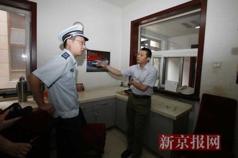 國(guó)家文物局的一名工作人員正在與執(zhí)法人員對(duì)峙。新京報(bào)記者 高瑋 攝