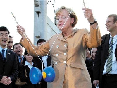 2007年8月27日，北京，默克爾正在玩扯鈴。