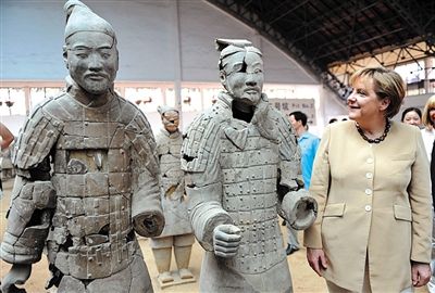 2010年7月17日，西安，默克爾參觀兵馬俑，慶祝生日。