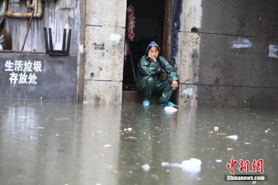 7月15日，因連日強(qiáng)降雨致長(zhǎng)沙市開福區(qū)西長(zhǎng)街街道出現(xiàn)嚴(yán)重內(nèi)澇，最深水位超過一米，沿街60余戶門面進(jìn)