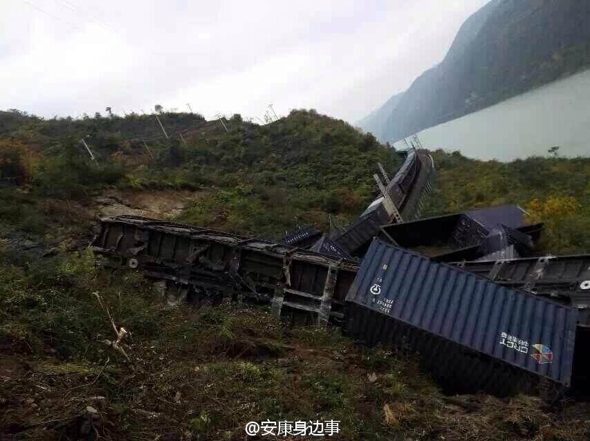 襄渝鐵路旬陽(yáng)至棕溪上行線發(fā)生山體塌方，致使75228次貨物列車8節(jié)車廂脫線。圖片來(lái)源于網(wǎng)絡(luò)