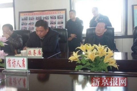 訪民代表與縣領(lǐng)導(dǎo)開會(huì)協(xié)商時(shí)，副縣長(zhǎng)頭靠椅背睡著10分鐘左右。受訪對(duì)象供圖