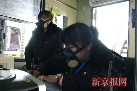 收費員戴防毒面具上班。當?shù)鼐W(wǎng)友供圖
