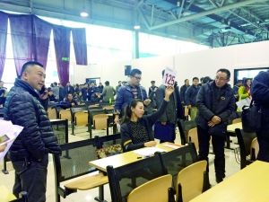 　首批中央和國家機關(guān)公車第三場拍賣現(xiàn)場。賈悅/攝