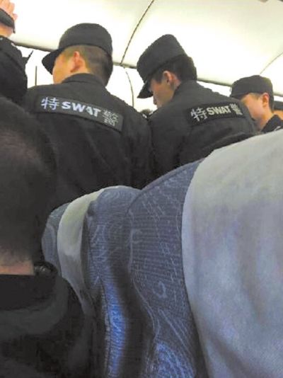 特警登機處理。