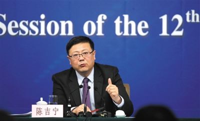 昨日，十二屆全國(guó)人大三次會(huì)議新聞中心，環(huán)保部部長(zhǎng)陳吉寧回答中外記者提問(wèn)。新京報(bào)記者 陳杰 攝