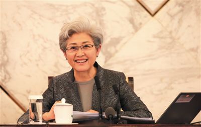 3月4日，十二屆全國人大三次會議在人民大會堂舉行新聞發(fā)布會，大會發(fā)言人傅瑩回答中外記者的提問。