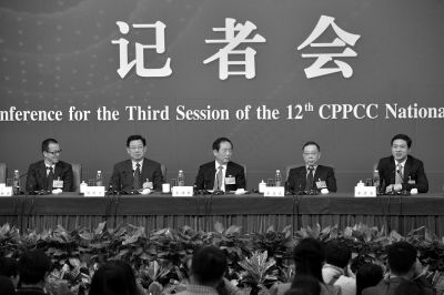 昨日，政協(xié)十二屆三次會議舉行記者會，五位嘉賓回答中外記者提問。京華時報記者王海欣攝