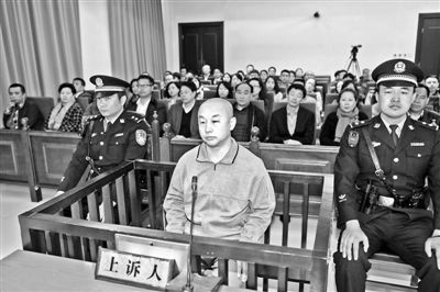 4月14日，趙志紅（前中）在庭審現(xiàn)場 供圖/新華社
