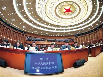 昨日，食品安全法修訂草案提交十二屆全國人大常委會第十四次會議進行三審。 新華社記者 李濤 攝
