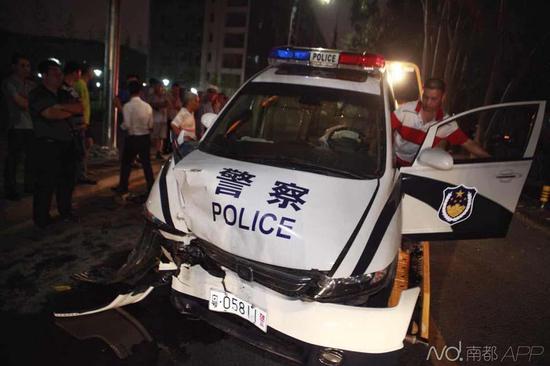南都記者昨晚趕到現(xiàn)場(chǎng)時(shí)，交警及保險(xiǎn)公司已經(jīng)在處理事故，現(xiàn)場(chǎng)有很多圍觀者。