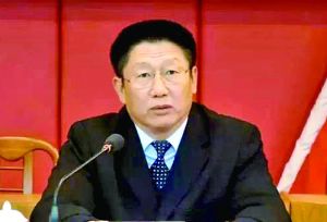 他曾身居要職，在仕途上平步青云，“連跳式”升官；他如今落馬，被查出近乎瘋狂地收受巨額利益、用公款送禮，還隱瞞“裸官”身份、在私企老板的安排下多次嫖娼、參與賭博、與多名女性通奸，被一線辦案人員形容為“五毒俱全”的干部。近日，深圳原市委常委、政法委書記蔣尊玉的貪腐歷程被披露。