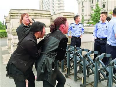 昨日，連恩青被執(zhí)行死刑。執(zhí)刑前，連恩青的父母和妹妹進(jìn)入溫嶺市看守所與連恩青見面，但其他親屬均被拒見最后一面?！”景鎴D片/CFP