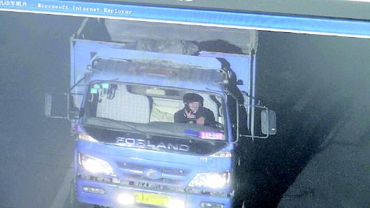張某被抓拍到開車打手機。