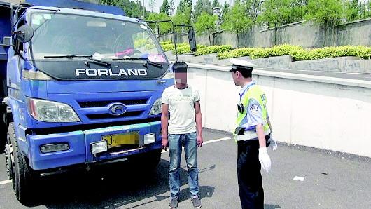 民警對持C1駕照駕駛大貨車、一年違法350余次的張某進行批評教育。