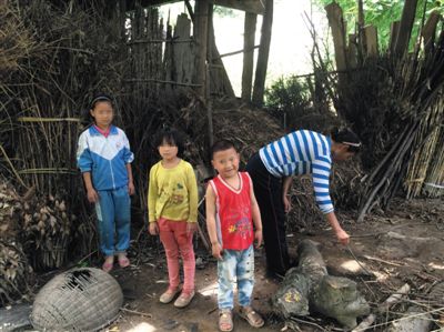 羅梅和她的三個孩子。中間兩個孩子為羅梅夫婦在逃亡途中所生。新京報(bào)記者 蕭輝 攝