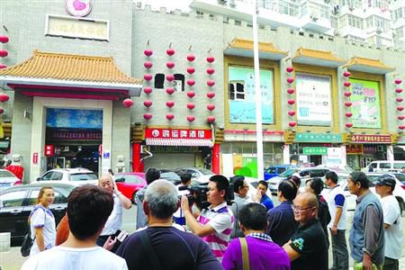 青島宰客海鮮店成“景點”，游人“參觀”拍照。