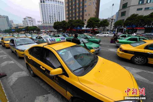 1月17日，福州華榕出租車(chē)公司期下的出租車(chē)在街頭候客。