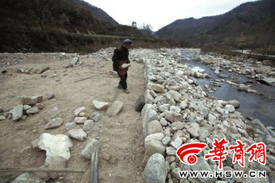 11月6日，93歲的鳳縣老人曾文財(cái)一吃完飯就又到河邊搬運(yùn)石頭加固河堤了