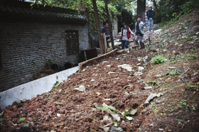 27日，天心區(qū)青山祠福王墓附近，小山坡被人開墾成梯田種菜?！　D/實(shí)習(xí)生蔣麗梅