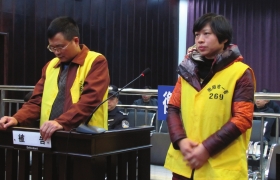 12月10日，衡陽市中級人民法院，顧湘陵（左）和妻子吳利君當(dāng)庭接受庭審。圖/通訊員李建輝