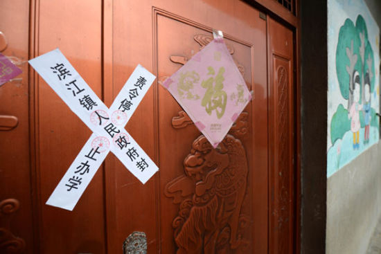 貴溪市濱江鎮(zhèn)春蕾幼兒園大門被貼上封條（2012年12月25日攝）。 攝影：新華社記者 周科