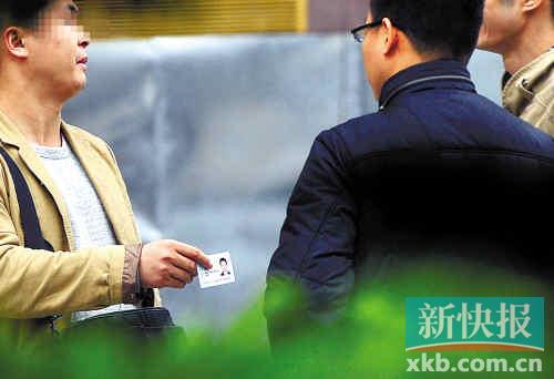 在進(jìn)行了近半個(gè)月暗訪調(diào)查中，有證販子告訴記者稱，二代身份證買賣已形成產(chǎn)業(yè)鏈，不僅貨源穩(wěn)定，生意也是相當(dāng)紅火?！稣褟V場附近，一名男子正向記者兜售二代身份證。