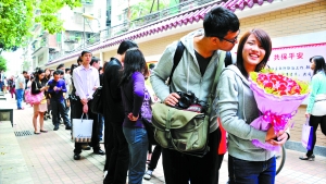 2011年11月11日，越秀區(qū)民政局，登記結婚的隊伍排了足有一百米長（資料圖片）?！∮浾唿S澄鋒攝