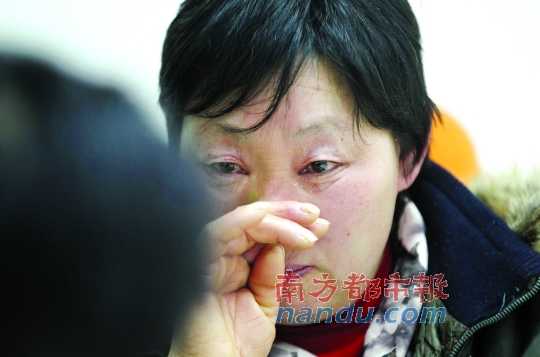 　　聽聞判決結(jié)果，被害人母親楊書會(huì)控制不住眼淚。南都記者徐文閣攝