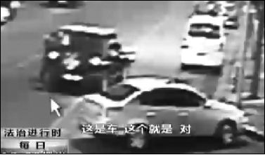 事發(fā)現(xiàn)場監(jiān)控錄像顯示，白圈內的被害人老丁，正在牧馬人越野車旁收費。 圖片來自電視截圖