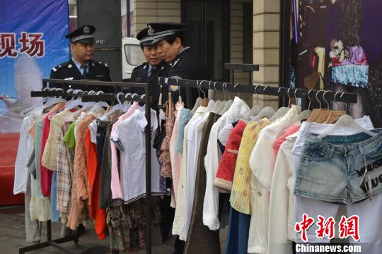 警方展示的部分被盜服裝。　宋立超　攝