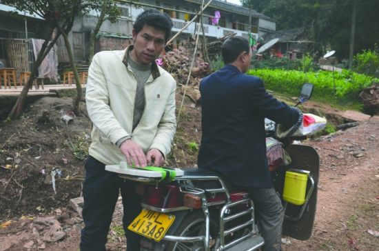 朱祥云說(shuō)，14萬(wàn)元就是綁在這輛摩托車的后座上被刮蹭掉的。