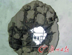 被雷電擊穿的民房。