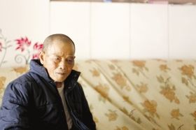 4月15日，劉爹爹的一只眼睛上有明顯的淤青。