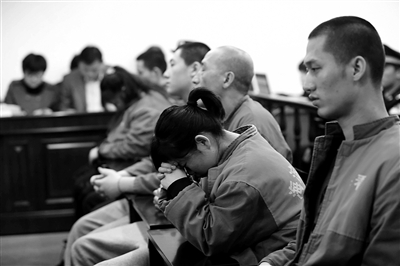 昨日，因涉嫌誘騙男網(wǎng)友進(jìn)行高額消費(fèi)，海淀區(qū)一咖啡廳負(fù)責(zé)人及“吧女”等14人受審。新京報(bào)記者 王貴彬 攝