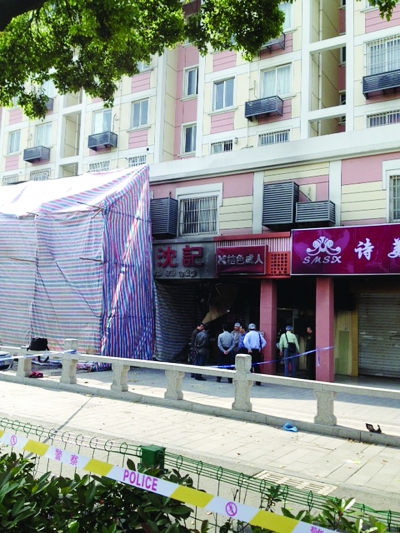 警方勘查事故現(xiàn)場(chǎng)。