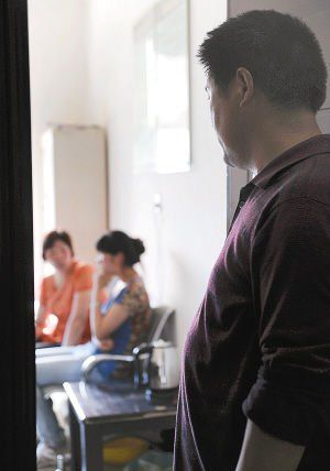 妻子在房內(nèi)勸說女兒時，楊師傅守在門外