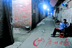 事發(fā)出租屋前拉起了警戒線，警方正在現(xiàn)場調(diào)查。記者陳楓攝