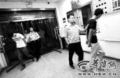 三人搶劫孕婦后，被警方和群眾合力抓獲 王警/攝