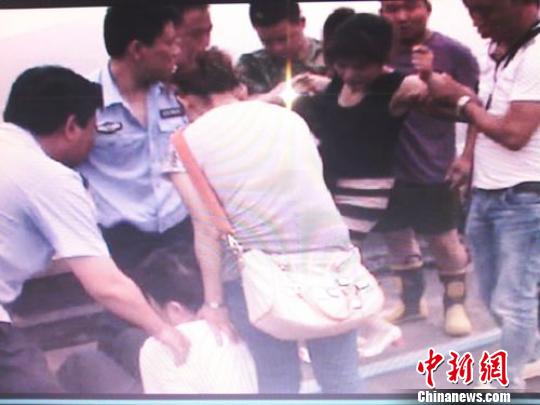 宗德宇緩緩靠近跳樓女子?！O程　攝