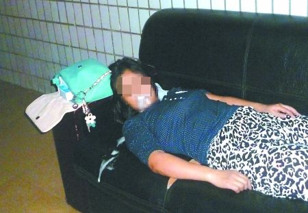 女子橫躺在沙發(fā)上口吐白沫。通訊員 康睿 記者 吳珊 攝