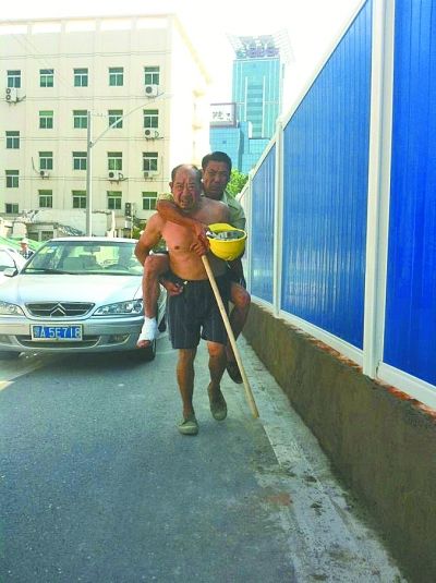 “謝謝，我們身上灰多，怕把車弄臟了”