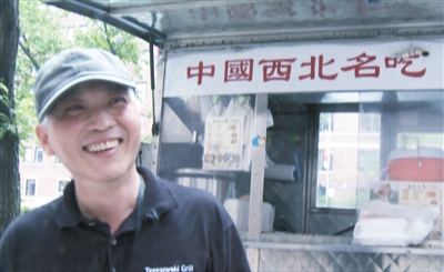 這是謝云峰在美國(guó)紐約街頭餐車(chē)前的視頻截圖。