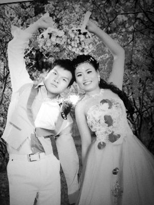 結(jié)婚照中的阿妮笑容燦爛，現(xiàn)實中，這對“跨國速成夫妻”還處在并不愉快的磨合過程中 本版均為資料圖片