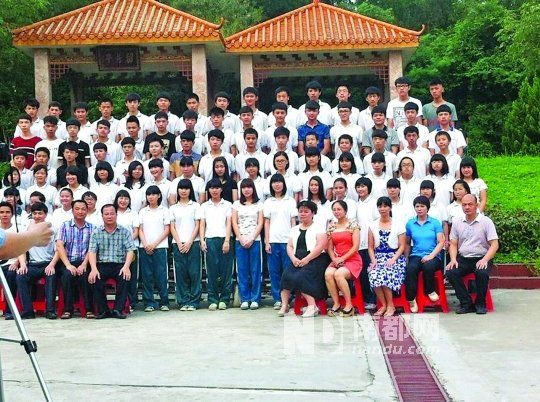 畢業(yè)照中間留出四個(gè)空位。