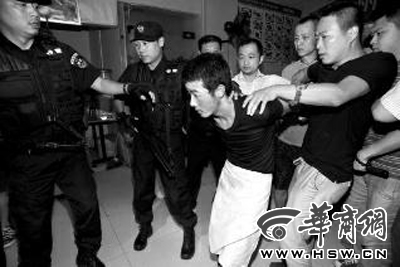 犯罪嫌疑人韓牙某圍著圍裙在廚房?jī)?nèi)拉面，被民警抓獲 本報(bào)記者 鄧小衛(wèi) 攝